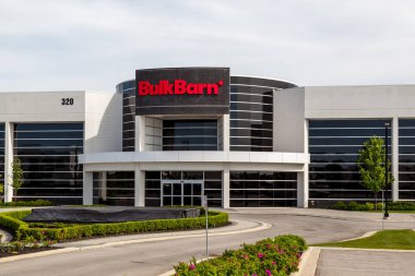 Aurora, Ontario, Kanada - 10 Haziran 2018: Aurora, Ontario, Kanada 'daki Bulk Barn şirket ofisi. Toplu Ahır Yiyecekleri Şirketi Kanada 'nın en büyük perakendecisi olarak kabul edilir..