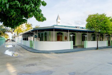 Maafushi, Maldivler - 6 Aralık 2018: Maldivler 'deki Maafushi adasındaki caminin dış görünüşü.