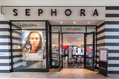 Toronto, Kanada - 7 Şubat 2018: Toronto Fairview Alışveriş Merkezi 'nde Sephora mağazası. Sephora, 1969 yılında kurulan Fransız kozmetik mağaza zinciri.. 