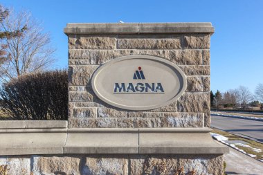 Aurora, Ontario, Kanada - 22 Nisan 2018: Magna 'nın işareti Toronto, Ontario, Kanada yakınlarındaki Aurora' daki merkezlerinin girişinde. Magna International Inc., Kanadalı küresel otomotiv tedarikçisi.