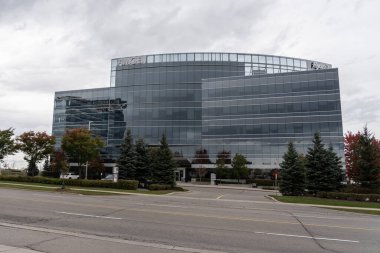 Mississauga, Ontario, Kanada - 20 Ekim 2018: Mississippi, Ontario, Kanada 'daki Amgen Kanada merkez binası. Amgen Inc., çok uluslu bir biyofarmasötik şirketidir..