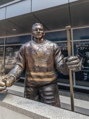 Toronto, Kanada-5 Mayıs 2018: Toronto 'daki Air Canada Center' ın dışındaki Legends Row 'daki Ted Kennedy heykelleri (Ekim 2017' den sonra toplam 14 heykel) 
