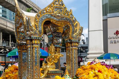 Erawan Tapınağı, resmi olarak Thao Maha Phrom Shrineis, Tayland 'da yaratılış tanrısı Brahma' nın heykeli olan Phra Phrom 'un bir türbesidir..