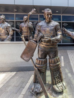 Toronto, Kanada-5 Mayıs 2018: Toronto 'da Johnny Bower' ın heykelleri Air Canada Centre (2018 'de Scotiabank Arena olarak değiştirildi) dışında Legends Row (Ekim 2017' den sonra toplam 14 heykel). 