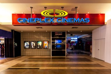 Toronto, Kanada - 7 Şubat 2018: Merkezi Toronto 'da bulunan Kanadalı bir eğlence şirketi olan Cineplex Inc., Cineplex Cinemas' ın Fairview Mall 'dan Cineplex Cinemas girişi. 