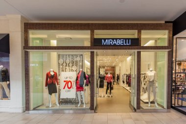 Toronto, Kanada - 12 Şubat 2018: Mirabelli mağazası Bayview Village Alışveriş Merkezi 'nde. Mirabelli Toronto merkezli bir Kadın Mağazası. 