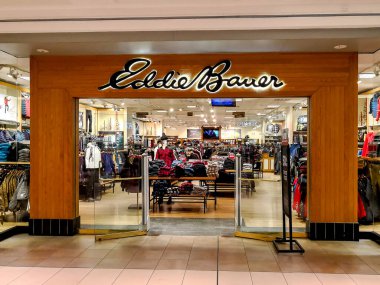 Toronto, Kanada - 17 Aralık 2018: Eddie Bauer Toronto 'daki Fairview Alışveriş Merkezi' nde. Eddie Bauer, Amerikan şirketi Eddie Bauer tarafından işletilen bir giyim mağazası. 