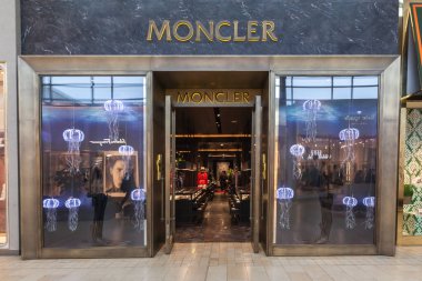 Toronto, Kanada - 23 Şubat 2018: Toronto 'daki alışveriş merkezinde Moncler mağazası, İtalyan giyim ve yaşam tarzı üreticisi ve en çok spor ceketleri ve spor giyim tarzıyla tanınan.