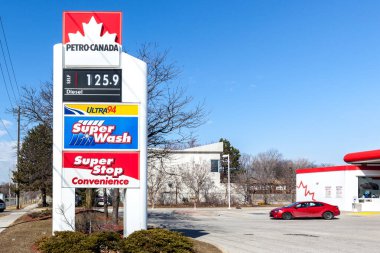 Toronto, Kanada - 28 Şubat 2018 Petro Canada benzin istasyonunun işareti.