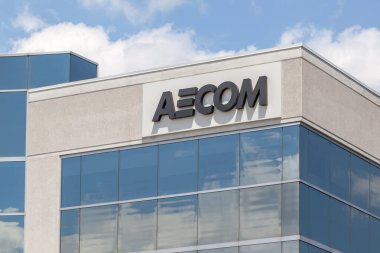 Richmond Hill, Ontario, Kanada - 8 Haziran 2018: Richmond Hill, On, Kanada 'daki ofis binasındaki Aecom tabelasını kapatın. AECOM, Amerikan çokuluslu mühendislik firması.. 