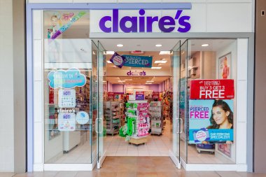 Toronto, Kanada - 7 Şubat 2018: Claire 'in Toronto Fairview Alışveriş Merkezi' ndeki mağazası. Claire 'inki, öncelikle kızlar ve genç kadınlara yönelik bir aksesuar ve mücevher perakendecisi.. 
