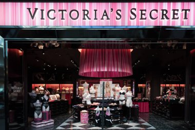 TORONTO, CANADA - 19 HAZİRAN 2018: Toronto 'daki Fairview alışveriş merkezinde Victoria' s Secret mağazası. Victoria 's Secret kadın iç çamaşırlarının en büyük Amerikan perakendecisi.. 