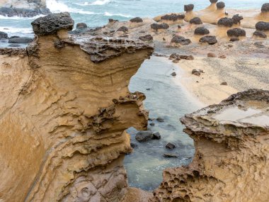 Tayvan 'daki Yehliu Geopark' ta Bal Tarağı Havalandıran Kaya. Bal petekli kayalar, farklı boyutlarda deliklerle kaplı kayaları ifade eder ve sonuç olarak bal peteği gibi görünür..