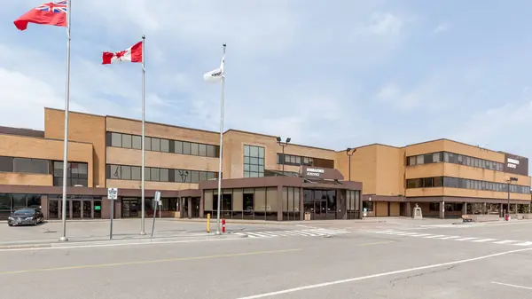 多伦多 加拿大安大略省 2018年5月5日 庞巴迪航空大楼位于下视图区 庞巴迪公司的一个分部 — 图库照片