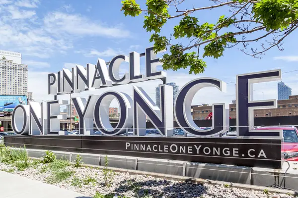 Toronto Kanada Juni 2018 Tecken One Yonge Condos Byggarbetsplatsen Toronto — Stockfoto