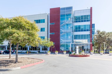 Mountain View, California, ABD - 30 Mart 2018: Google ofis binası Google 'ın Silikon Vadisi' ndeki genel merkezi. Google bir Amerikan teknoloji şirketidir..