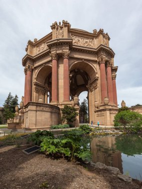 San Francisco, Kaliforniya, ABD - 30 Mart 2018: San Francisco 'daki Güzel Sanatlar Sarayı, ilk olarak 1915 Panama-Pasifik Sergisi için inşa edilen anıtsal bir yapı. 