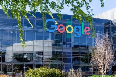 Mountain View, California, ABD - 29 Mart 2018: Google tabelası Google 'ın Silikon Vadisi' ndeki genel merkezinde. Google, internet hizmetleri ve teşvikler konusunda çalışan bir Amerikan teknoloji şirketidir. 