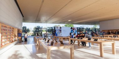 Cupertino, Kaliforniya, ABD - 28 Mart 2018: Apple Park Ziyaretçi Merkezi 'nin dış görünümü. Apple Inc., Amerikan çok uluslu teknoloji şirketidir..