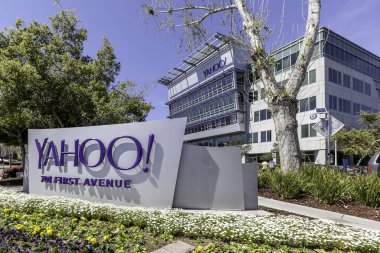 Sunnyvale, Kaliforniya, ABD - 29 Mart 2018 Yahoo tabelası Yahoo 'nun Silikon Vadisi' ndeki merkezinde. Yahoo! tamamen Verizon İletişim 'e ait olan bir web hizmet sağlayıcısıdır.., 