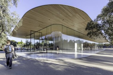 Cupertino, Kaliforniya, ABD - 28 Mart 2018: Apple Park Ziyaretçi Merkezi 'nin dış görünümü. Apple Inc., Amerikan çok uluslu teknoloji şirketidir..