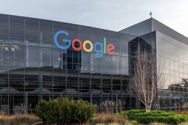 Mountain View, California, ABD - 28 Mart 2018: Google Google 'ın Googleplex' teki genel merkezindeki bina tabelası. Google, internet hizmetleri ve ürünleri ile ilgilenen bir Amerikan teknoloji şirketidir.. 