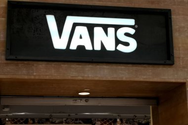 Houston, Teksas, ABD - 22 Eylül 2018: Houston, Teksas 'taki alışveriş merkezindeki minibüs mağazasının işareti. Vans, Amerikalı bir kaykay ayakkabısı ve benzer giysi üreticisi.. 