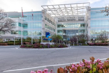 San Jose, California, ABD - 30 Mart 2018: Paypal 'in Silikon Vadisi, ABD' deki karargahı. PayPal Holding, dünya çapında online ödeme sistemi işleten bir Amerikan şirketidir.. 