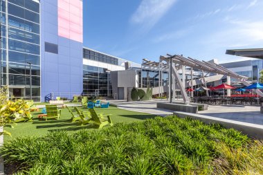 Mountain View, California, ABD - 29 Mart 2018: Google 'ın Silikon Vadisi' ndeki karargahındaki kampüsün dış görünümü. 