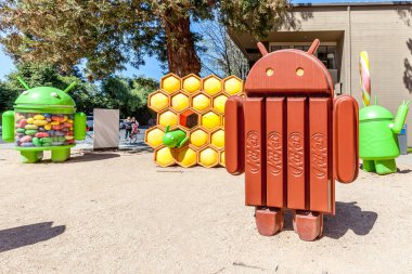 Mountain View, California, ABD - 28 Mart 2018: Android KitKat heykeli Google Ziyaretçi Merkezi Beta 'da. Android, Google tarafından geliştirilen mobil işletim sistemidir.. 
