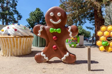Mountain View, California, ABD - 28 Mart 2018: Google Ziyaretçi Merkezi Beta 'da Android Gingebread heykeli. Android, Google tarafından geliştirilen mobil işletim sistemidir.. 
