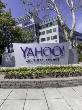 Sunnyvale, California, ABD - 29 Mart 2018 Yahoo tabelası Yahoo 'nun Sunnyvale, California' daki merkezinde. Yahoo! tamamen Verizon İletişim 'e ait olan bir web servis sağlayıcısıdır.  