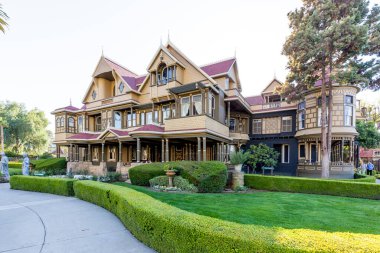 San Jose, Kaliforniya, ABD - 29 Mart 2018 Winchester Gizem Evi 'nin dışı. Winchester Gizem Evi bir zamanlar Sarah Winchester 'ın şahsi eviydi.. 