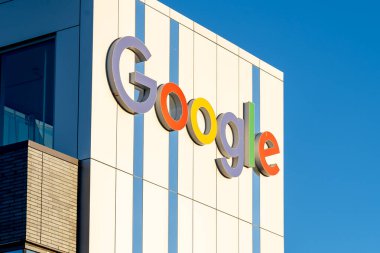 Kitchener, Ontario, Kanada 30 Eylül 2019: Google tabelasını kapatın Google Canada Kitchener-Waterloo ofis binalarında görüldü.  