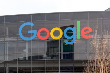 Mountain View, Kaliforniya, ABD 'deki binanın Google logo tabelasını kapatın - 7 Haziran 2023. Google LLC, Amerikan çok uluslu teknoloji şirketidir.. 