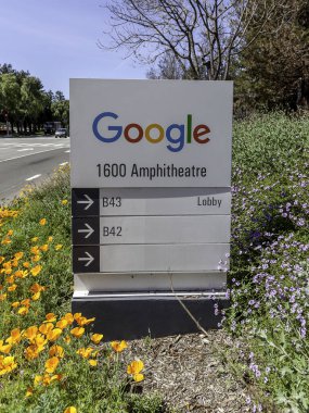 Mountain View, California, ABD - 29 Mart 2018 Google tabelası Silikon Vadisi 'ndeki Google genel merkezinde. Google bir Amerikan teknoloji şirketidir.