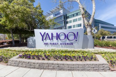 Sunnyvale, California, ABD - 29 Mart 2018 Yahoo tabelası Yahoo 'nun Sunnyvale, California' daki merkezinde. Yahoo! tamamen Verizon İletişim 'e ait olan bir web servis sağlayıcısıdır. 