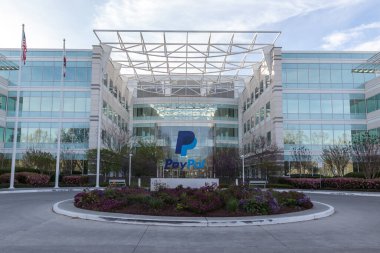 San Jose, Kaliforniya, ABD - 30 Mart 2018: Paypal 'in Silikon Vadisi' ndeki genel merkezinin girişi. PayPal Holding, dünya çapında online ödeme sistemi işleten bir Amerikan şirketidir..  