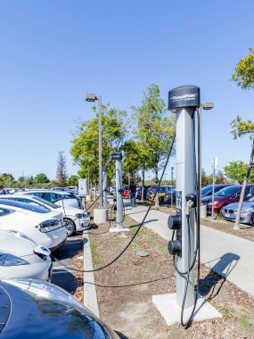 Mountain View, California, ABD - 28 Mart 2018: Otoparktaki şarj edilen elektrikli araç istasyonu. ChargePoint, dünyanın en büyük elektrikli araç (EV) şarj istasyonları ağıdır..