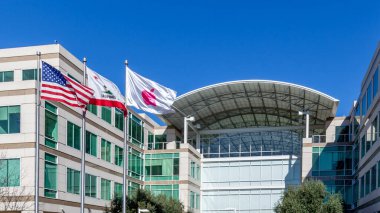 Cupertino, California, ABD - 28 Mart 2018: Silikon Vadisi, Kaliforniya 'daki Apple Kampüsünde bayraklar. Apple Inc., Amerikan çok uluslu teknoloji şirketidir..
