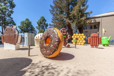 Mountain View, California, ABD - 28 Mart 2018: Google Ziyaretçi Merkezi Beta 'da Android Gingebread heykeli. Android, Google tarafından geliştirilen mobil işletim sistemidir..  