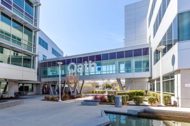Sunnyvale, Kaliforniya, ABD - 29 Mart 2018: Yahoo 'nun Silikon Vadisi' ndeki karargahındaki bina üzerine yemin işareti. Yeminli A.Ş. AOL ve Yahoo 'nun bir şemsiye şirketidir.!.  