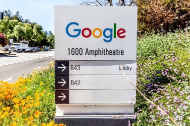 Mountain View, California, ABD - 29 Mart 2018: Google 'ın Googleplex' teki genel merkezinde Google işareti. Google, internet hizmetleri ve ürünleri konusunda uzmanlaşmış bir Amerikan teknoloji şirketidir. 