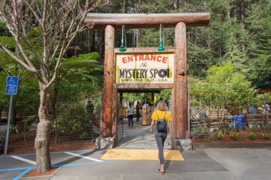 Santa Cruz, Kaliforniya, ABD - 31 Mart 2018 Gizemli Yer Girişi. Mystery Spot, Santa Cruz, Kaliforniya yakınlarındaki turist merkezli görsel bir illüzyondur.,  