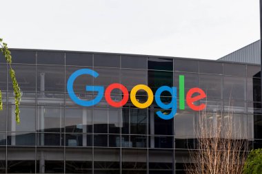 12 Haziran 2023 'te Kaliforniya Mountain View' daki binanın Google logo tabelasını kapatın. Google LLC, Amerikan çok uluslu teknoloji şirketidir.. 