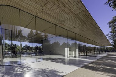 Cupertino, Kaliforniya, ABD - 28 Mart 2018: Apple Park Ziyaretçi Merkezi 'nin dış görünümü. Apple Inc., Amerikan çok uluslu teknoloji şirketidir..