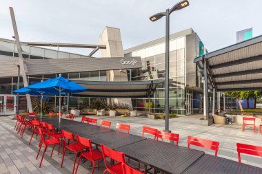 Mountain View, California, ABD - 29 Mart 2018: Kampüsün dışındaki kafeteryada Google 'ın Silikon Vadisi' ndeki karargahında oturmak. 