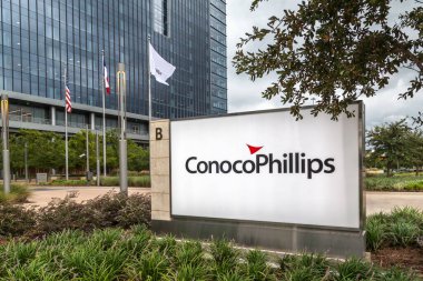 Houston, Teksas, ABD - 2 Mart 2022: ConocoPhillips 'in Houston' daki Dünya Karargahı 'ndaki tabelaları. ConocoPhillips Şirketi çok uluslu bir Amerikan şirketidir. Sadece editör kullanımı.  