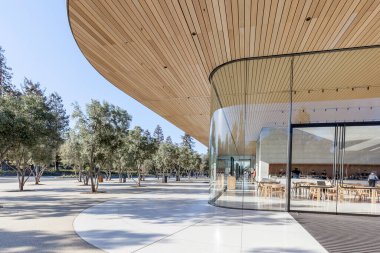 Cupertino, Kaliforniya, ABD - 28 Mart 2018: Apple Park Ziyaretçi Merkezi 'nin dış görünümü. Apple Inc., Amerikan çok uluslu teknoloji şirketidir.. 