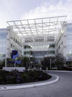San Jose, Kaliforniya, ABD - 30 Mart 2018: Paypal 'in Silikon Vadisi' ndeki genel merkezinin girişi. PayPal Holding, dünya çapında online ödeme sistemi işleten bir Amerikan şirketidir..  